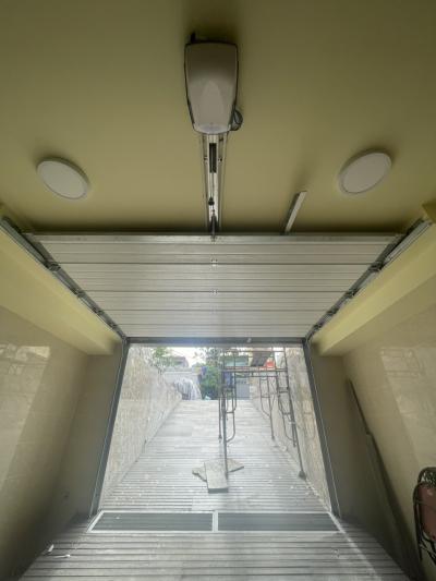 Cửa cuốn trượt trần Austdoor